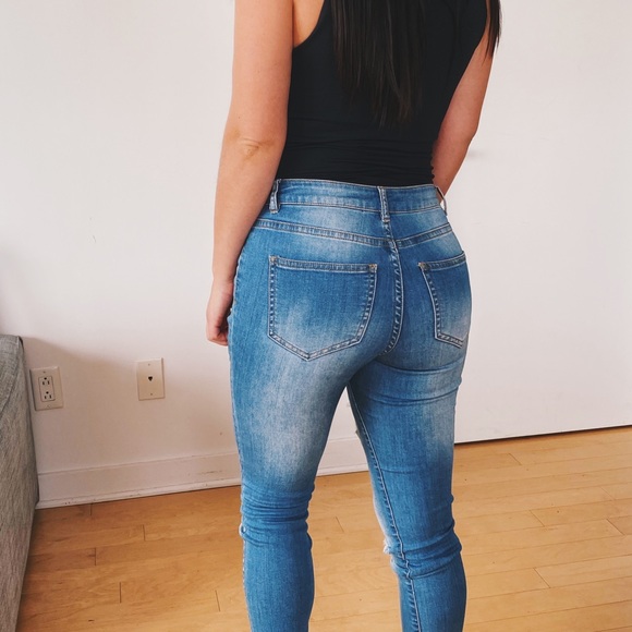 Styled jeans with holes - Picture 2 of 2